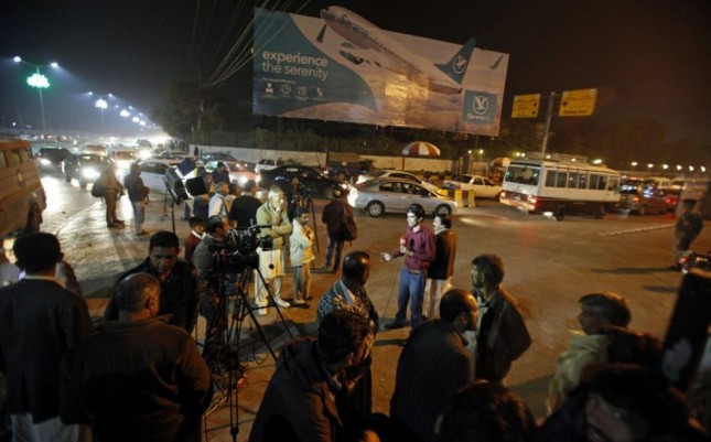 عشرات القتلى في سقوط طائرة باكستانية