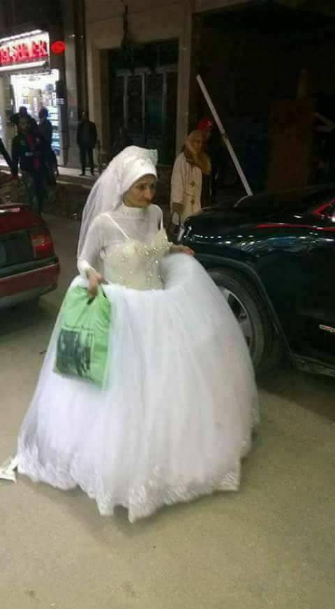 مسنة تسير في شوارع الإسكندرية بفستان زفاف