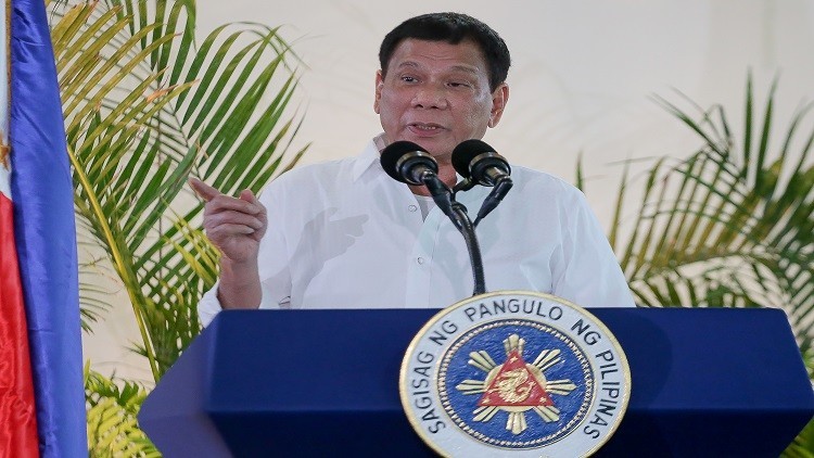 رئيس الفلبين يرمي شخصا من طائرة