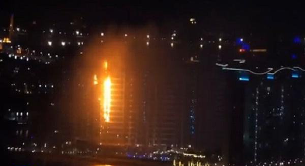 حريق ضخم بأحد مباني جزيرة النخلة في دبي