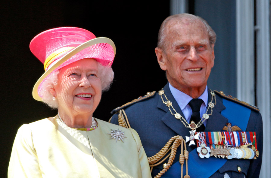 ملكة بريطانيا وزوجها يسافران إلى ساندرينجهام 