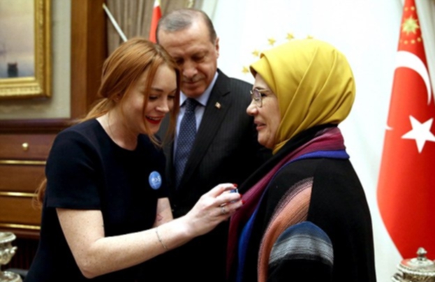 ليندسي لوهان تقابل الرئيسي التركي رجب طيب أردوغان وزوجته
