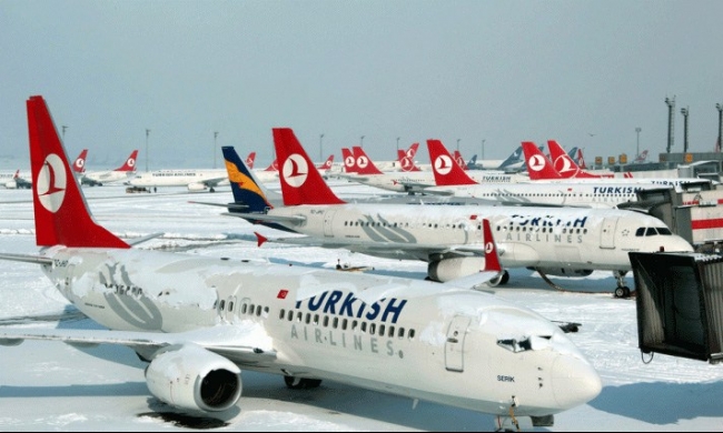الثلوج تغطي إسطنبول وتلغي مئات الرحلات الجوية