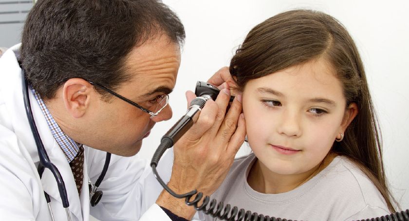 كيف تكتشفين إصابة طفلك بالتهاب الأذن الوسطى