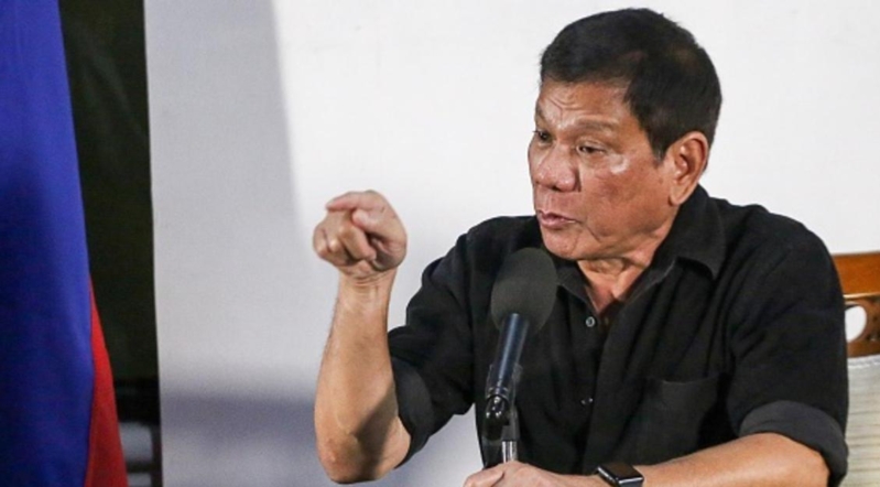 رئيس الفلبين يعاقب 400 شرطي فاسد بطريقة مبتكرة