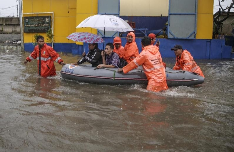 فيضانات جاكرتا تغرق آلاف المنازل
