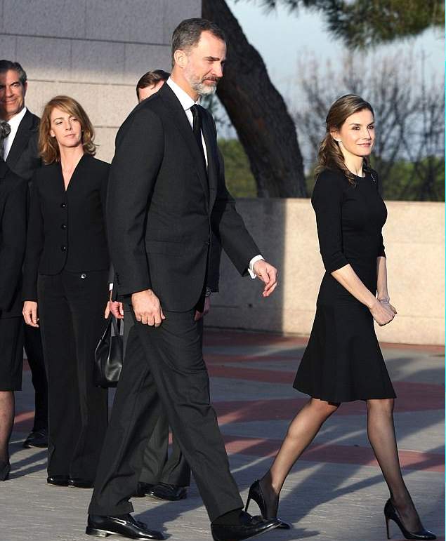 بالصور ملكة إسبانيا وأسرتها يرتدون السواد في جنازة العمة الكبرى