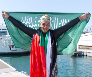مريم بن لادن أول سبّاحة تعبر خور دبي و قناة دبي المائية بمسافة 24 كم