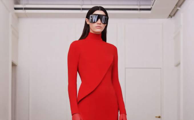 جرأة الأحمر في أزياء جيفنشي لشتاء 2017