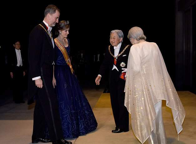 بالصور: ملكة إسبانيا في إطلالة ساحرة باللون الأزرق
