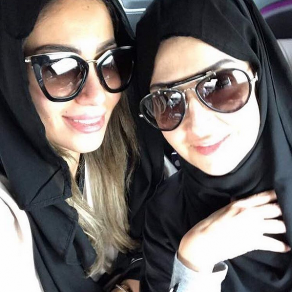 الفنانة غادة عبد الرازق تنافس ابنتها روتانا بالحجاب عبر انستقرام