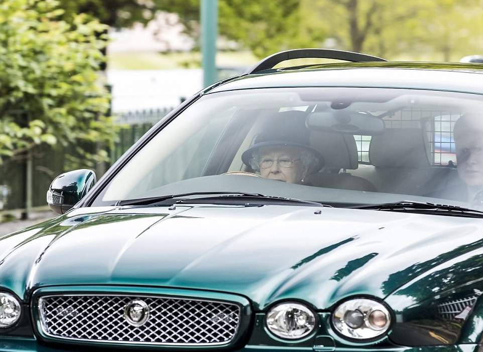 بالصور ملكة بريطانيا تقود سياراتها الجاجوار وهي في طريقها لحضور قداس يوم الأحد