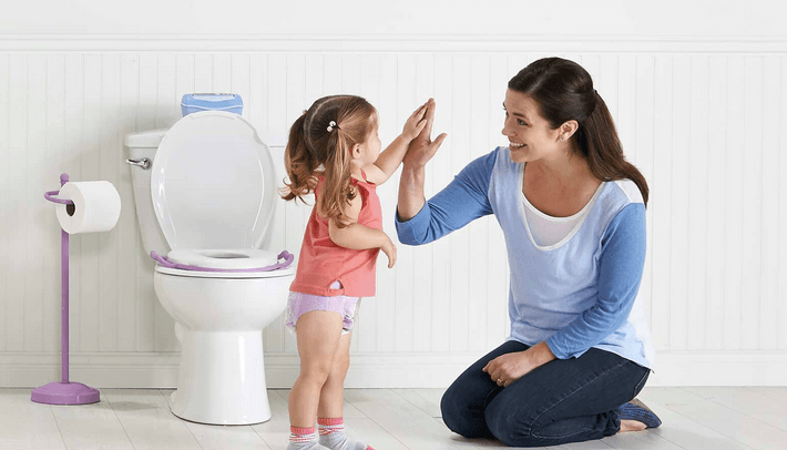 كيفية تعليم الطفل دخول الحمام وما هو السن المناسب لذلك؟