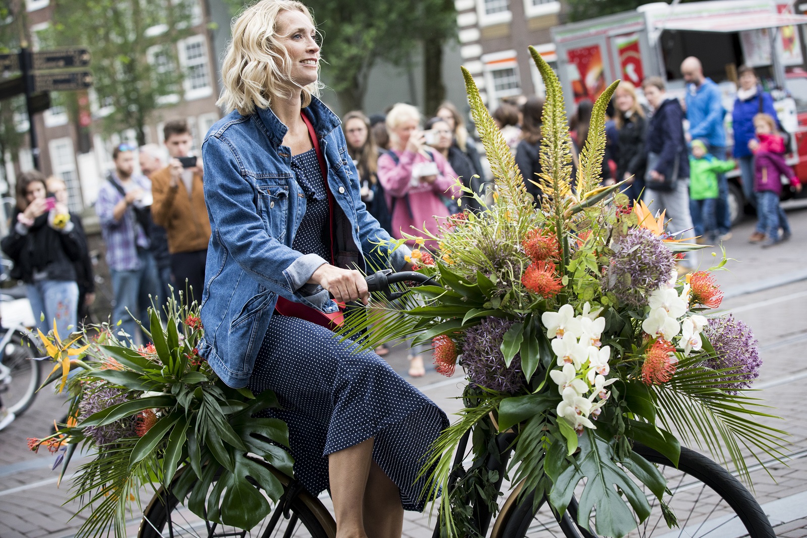 "كيمبتون دي ويت" يطلق حملةً في شوارع المدينة لتزيين الدراجات الهوائية بالأزهار