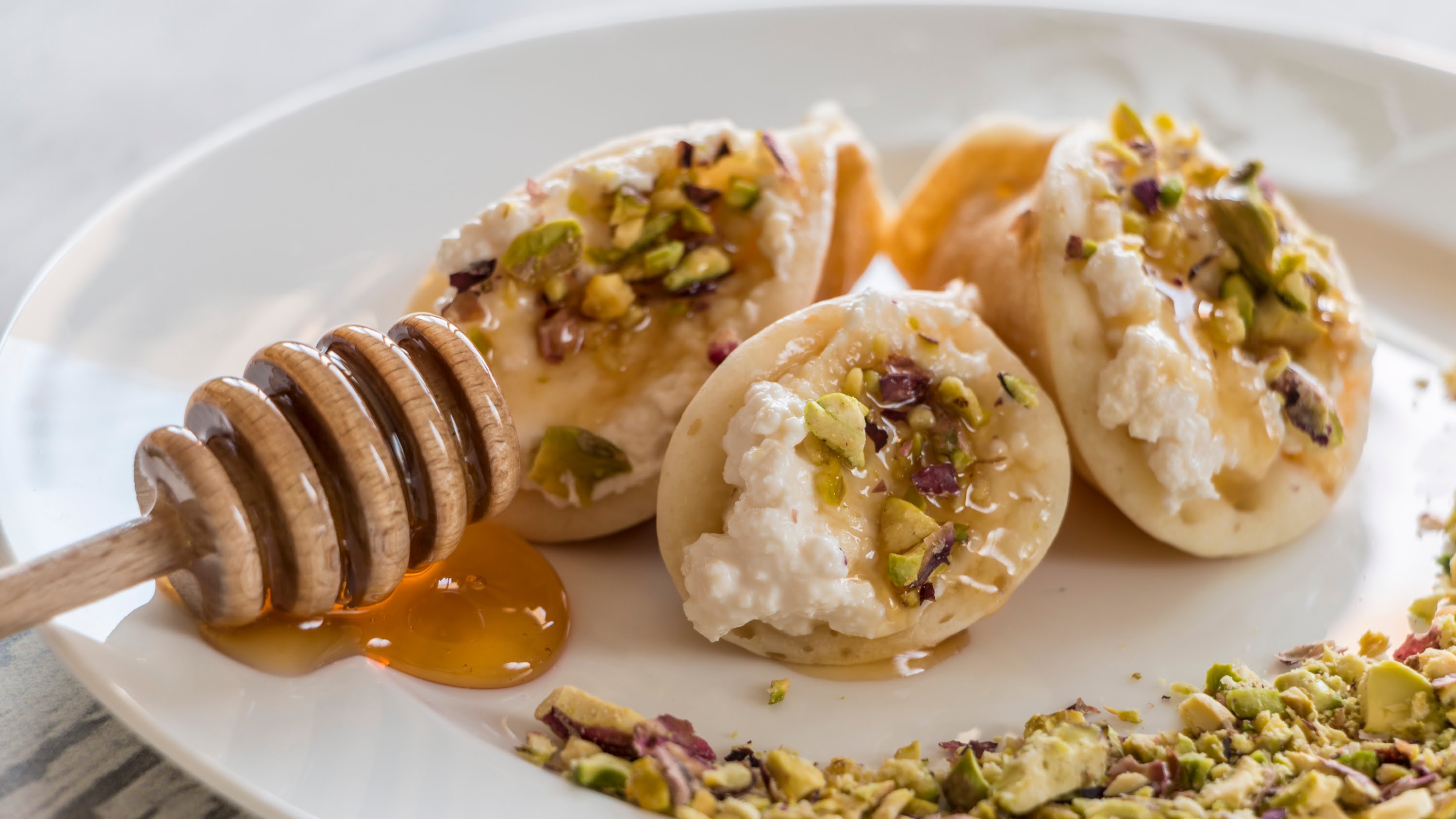 حلويات رمضان طريقة عمل قطايف مع الايس كريم وكريمة اللوتس