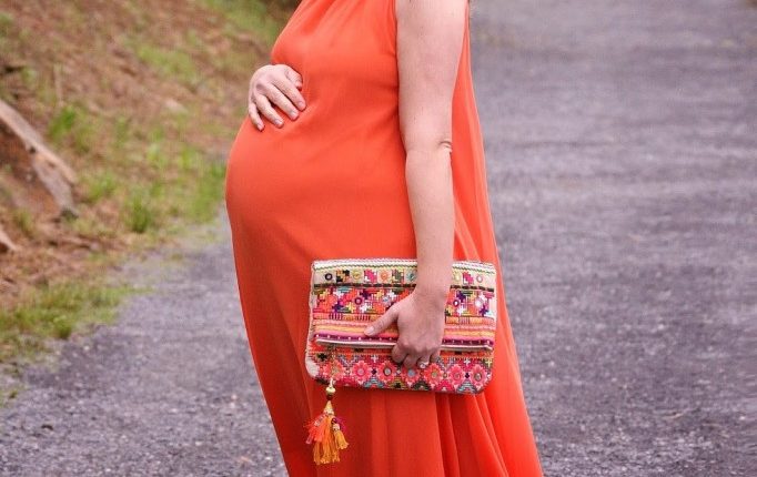 فستان سهرة للحامل باللون البرتقالي المبهج