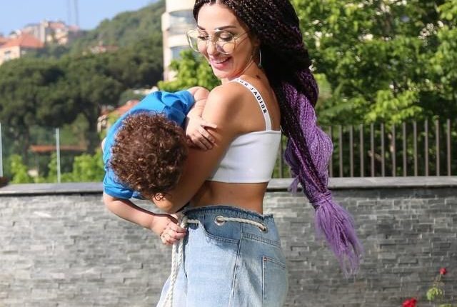 صور ميريام فارس في جلسة تصوير جديدة مع ابنها