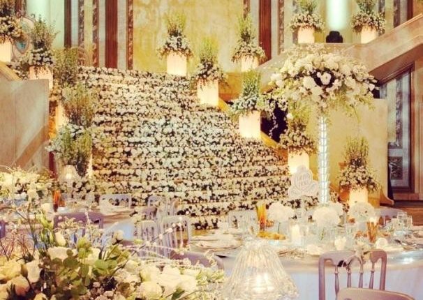 افكار لتزيين قاعات حفلات الزفاف بالورود