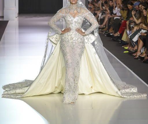 الفنانة الهندية سونام كابور تتألق بطرحة زفاف طويلة في عرض الموضة بباريس