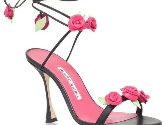 تصميمات مختلفة من الأحذية مع موضة الورد المجفف