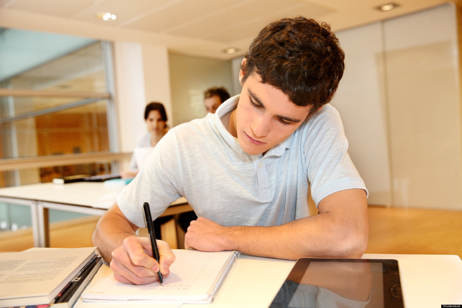 Early studying. Студент пишет. Тетрадь студента. Студенты записывают. Старшеклассник.