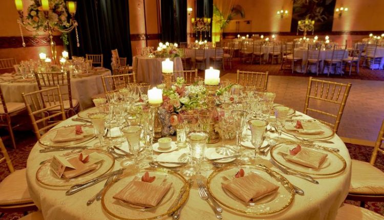 افكار مميزة لتزيين طاولات الزفاف بالورود