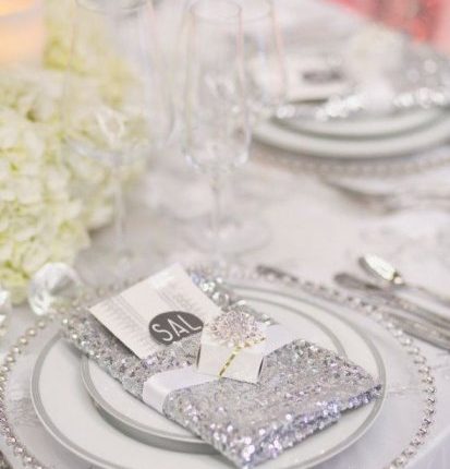 ثيمات زواج باللون الفضي لحفل زفاف مميز