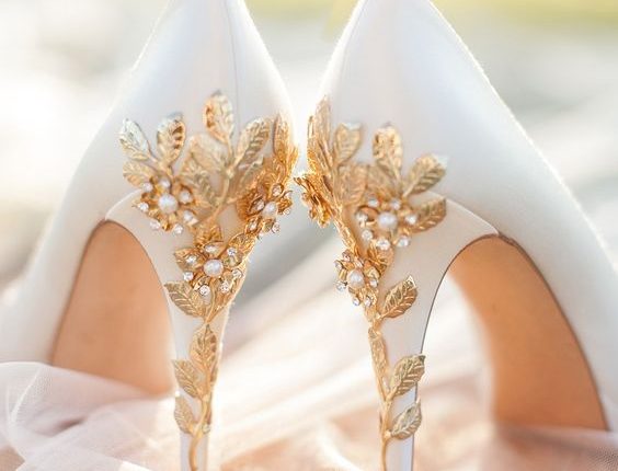 حذاء أبيض مع كعب ذهبي