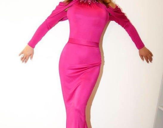 صورة فستان نجوى كرم باللون الوردي