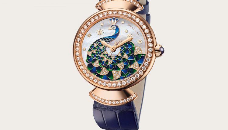 ساعة منقوشة برسمة طاووس من بلغاري