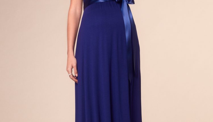 تصميم طويل لفستان الحمل باللون الازرق