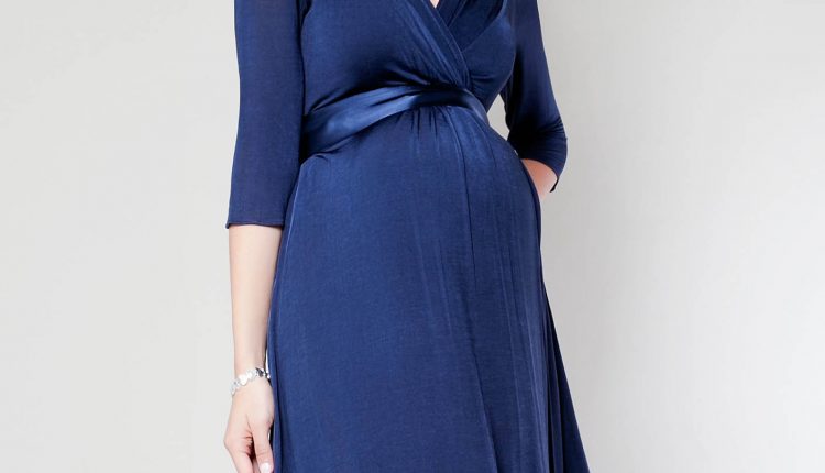 تصميم لفستان اسهرة للحوامل باللون الازرق
