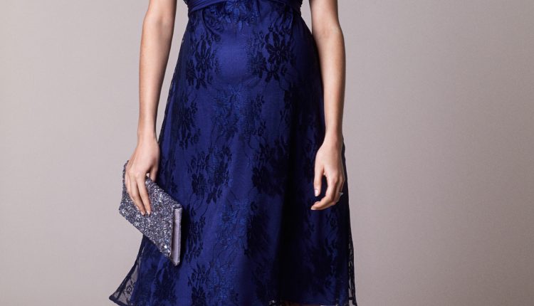 من خامة الدانتيل تصميم لفستان باللون الازرق لفترة الحمل