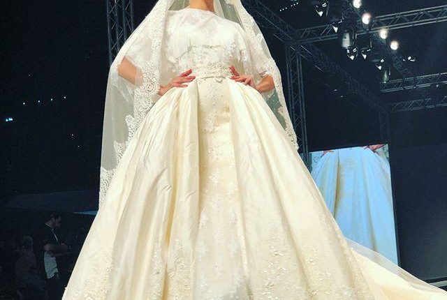 فستان زفاف بطرحة طويلة من مجموعة Miss Ayshe