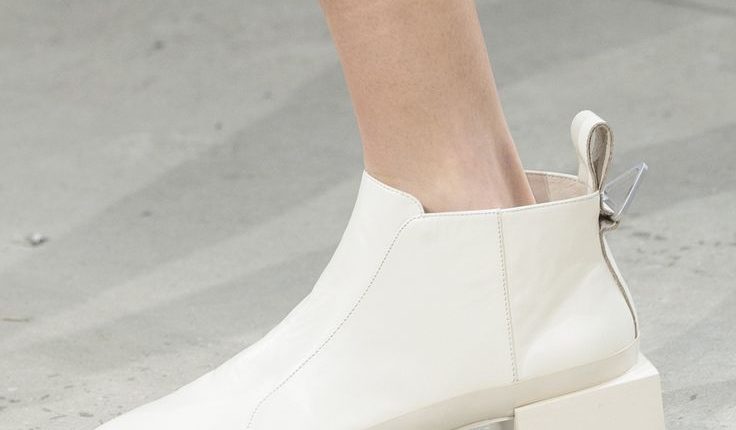 احذية مسطحة بيضاء