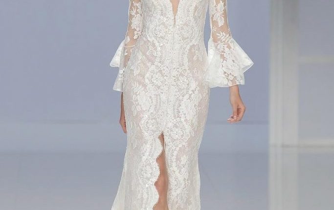 فستان زفاف مع فتحة أمامية