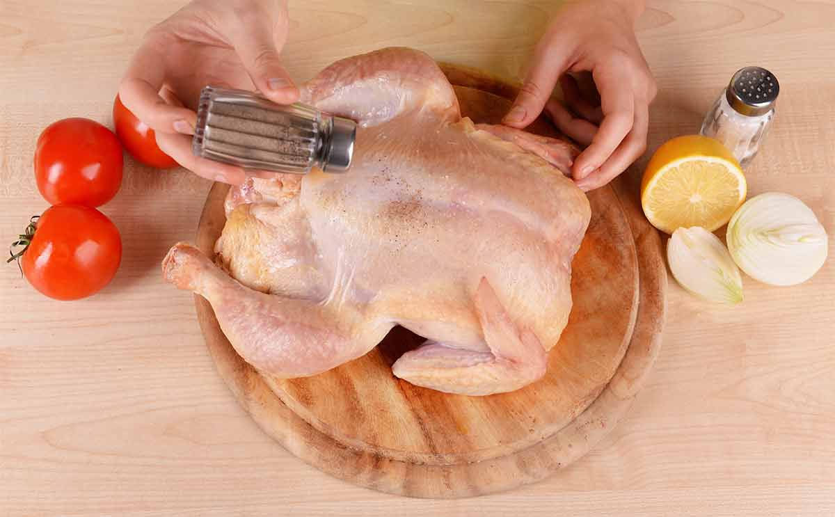 طريقة تنظيف الدجاج من الزفر