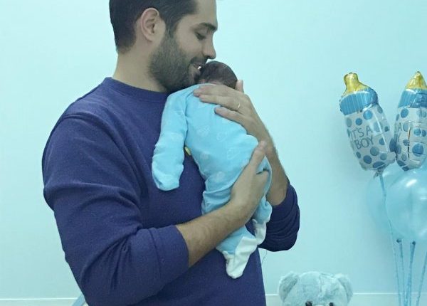 محمد باش يحتضن طفله الاول