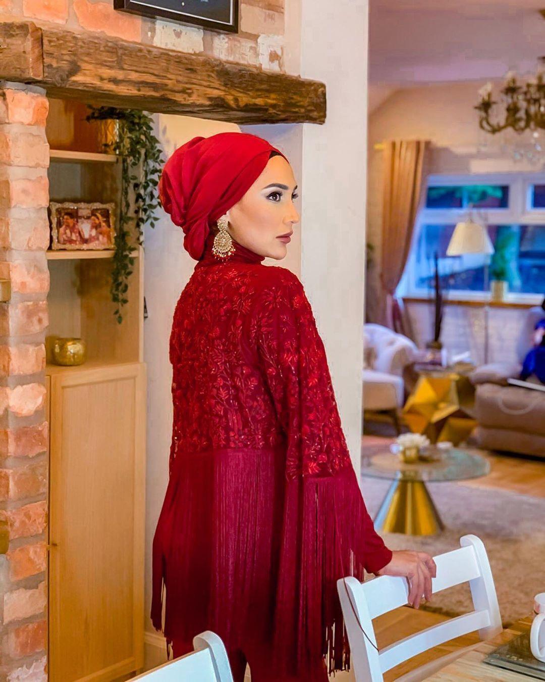 للمحجبات إليكِ .. أجمل لفات حجاب باللون الأحمر