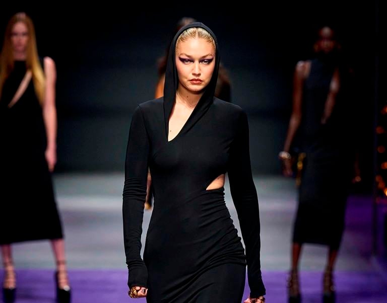 إطلاق حقيبة Repeat ضمن مجموعة Versace لربيع وصيف 2023