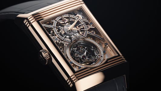 جيجر- لوكولتر تحتفل بالصيغة الفريدة التي يستند إليها تصميم ساعة "ريفيرسو" العابرة للزمن