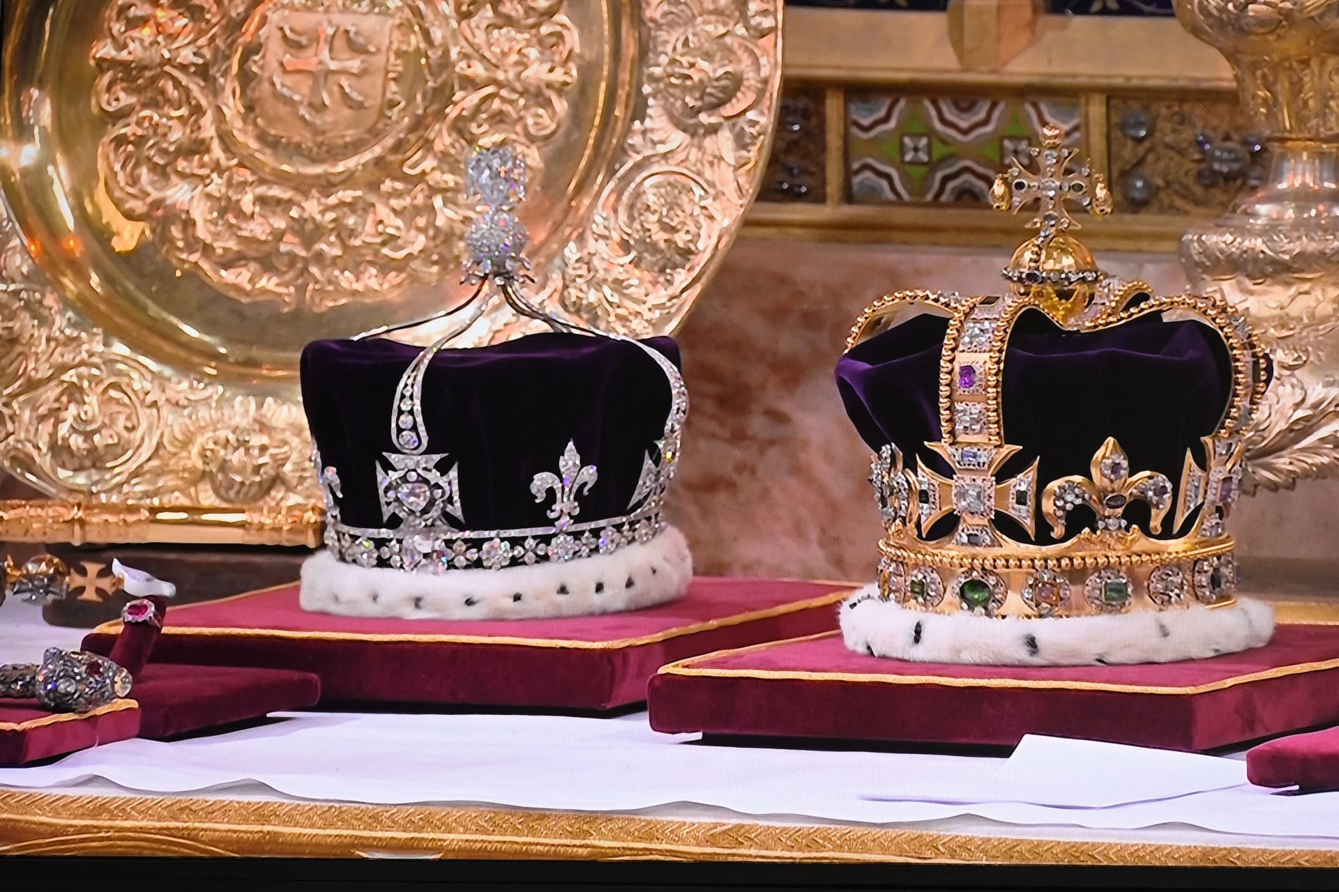 عقدان جديدان من فابيرجي احتفالا بتتويج الملك تشارلز الثالث