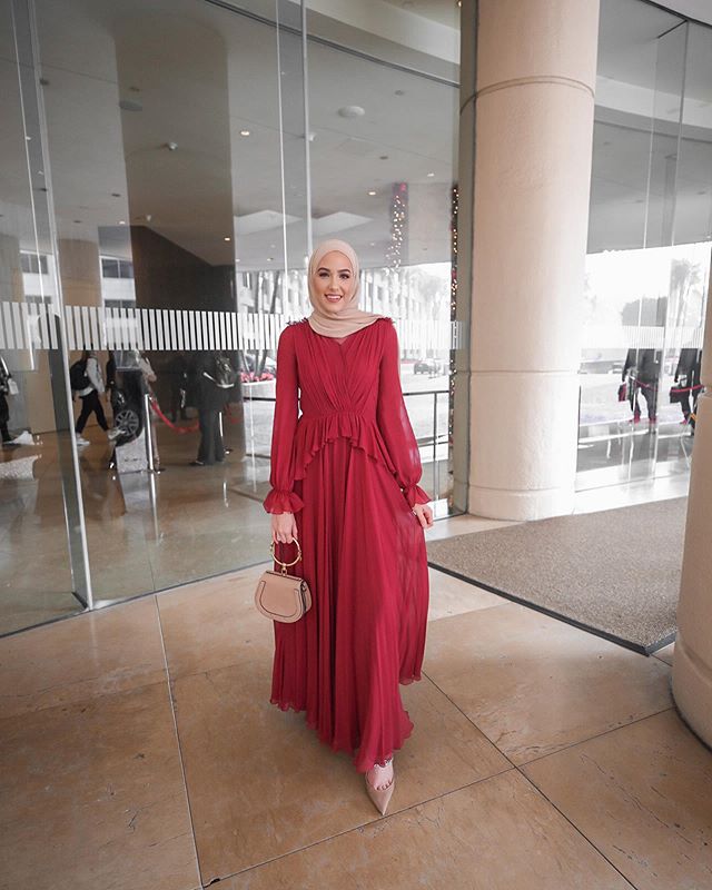 طرق تنسيق الفستان الكاجوال والسهرة مع الحجاب لإطلالة متميزة