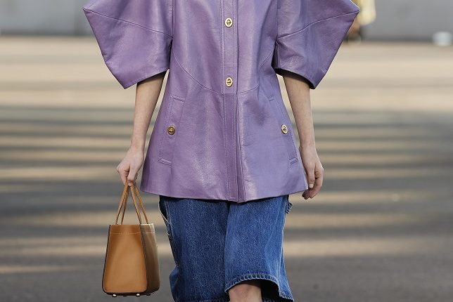 اطلالات عصرية باللون البنفسجي لاطلالة أنيقة ومميزة