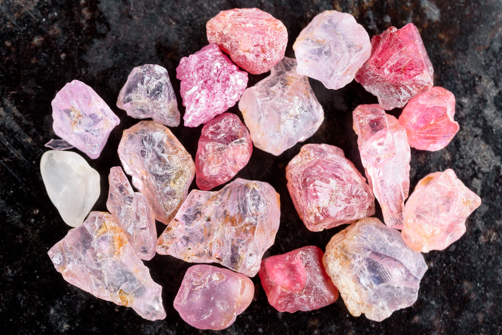 أنواع الأحجار الوردية من الياقوت والأوبال والكونزيت وأشهر المجوهرات المصنوعة منها