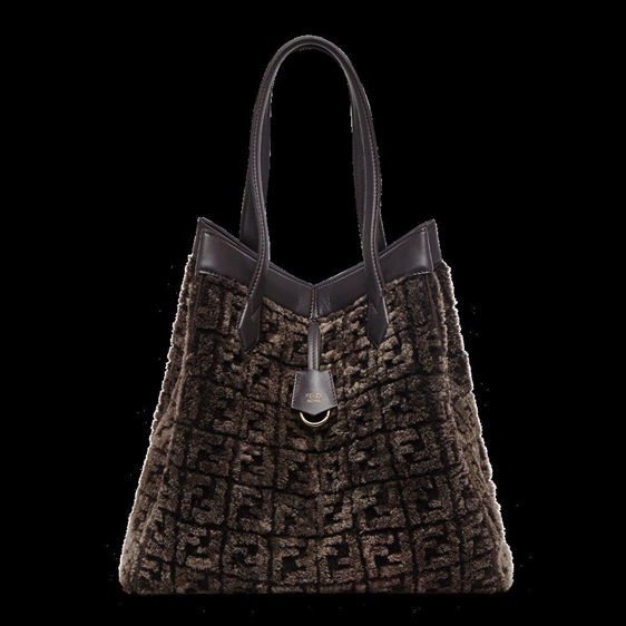 فندي تعلن عن FENDI Origami حقيبة جديدة قابلة للتحوّل