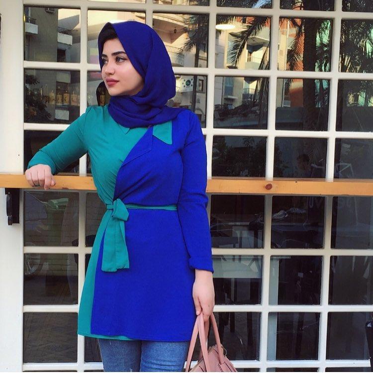 تنسيق جمبسوت باللون الازرق مع الحجاب على طريقة الفاشونيستا
