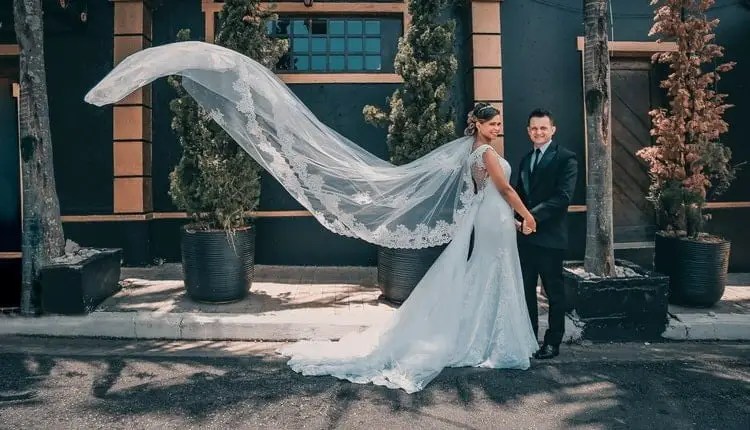 كيفية اختيار طرحة زفاف مميزة تتناسب مع فستان الزفاف لإطلالة أكثر جاذبية