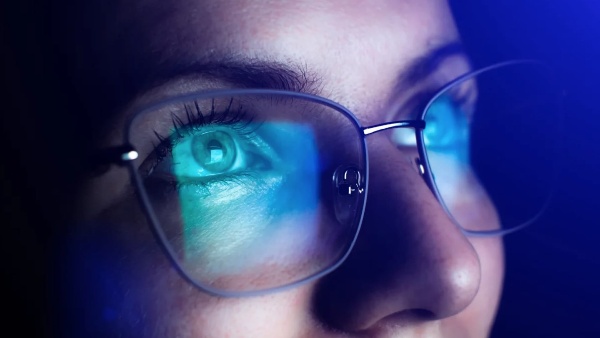 نظارات الضوء الأزرق تقلل من إجهاد العين وتساعد على النوم