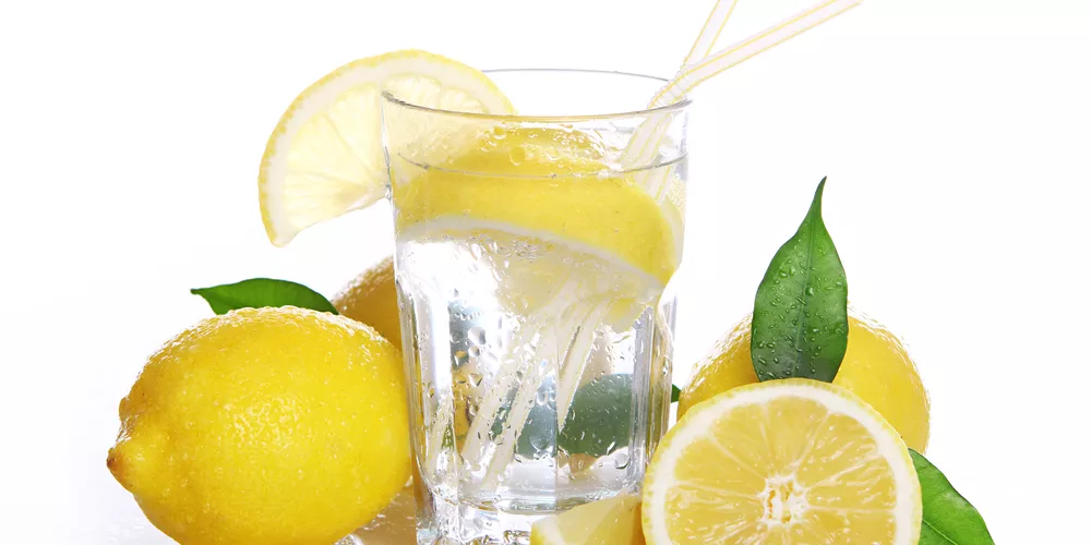 الفوائد الصحية والطبية لشرب الماء بالليمون